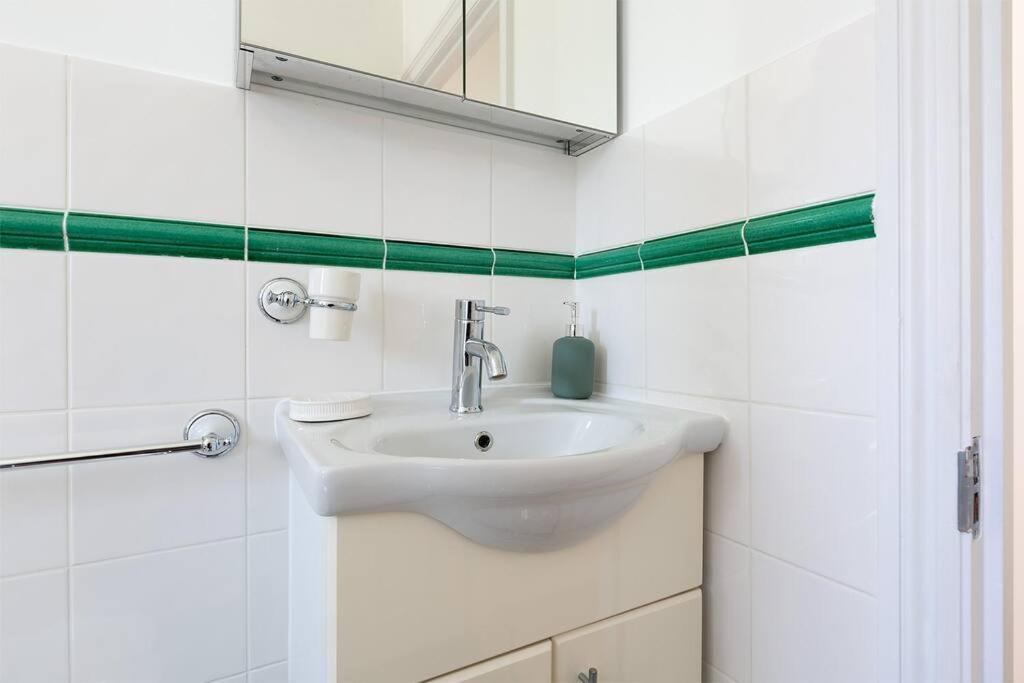 Spacious 3 Bedroom Flat With Terrace Londra Exterior foto