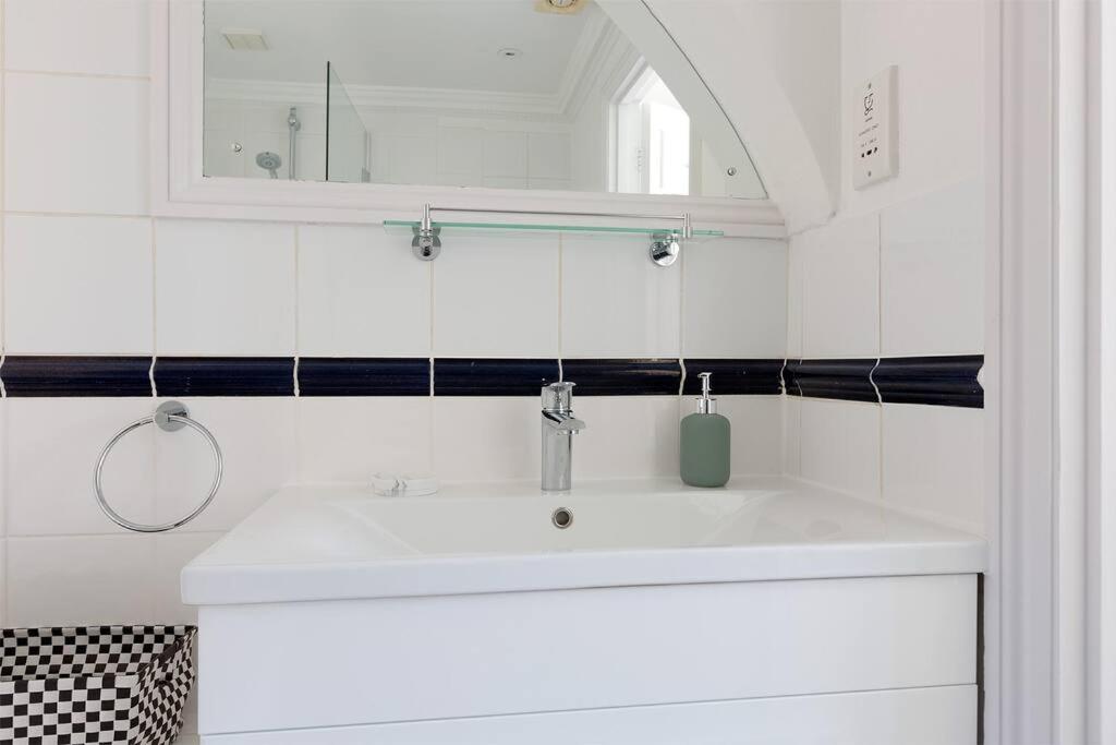 Spacious 3 Bedroom Flat With Terrace Londra Exterior foto